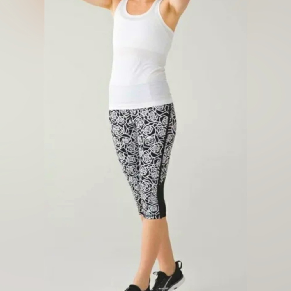 Lululemon Real Quick Posey Black/White Capri
Leggings, Great Preowned Condition